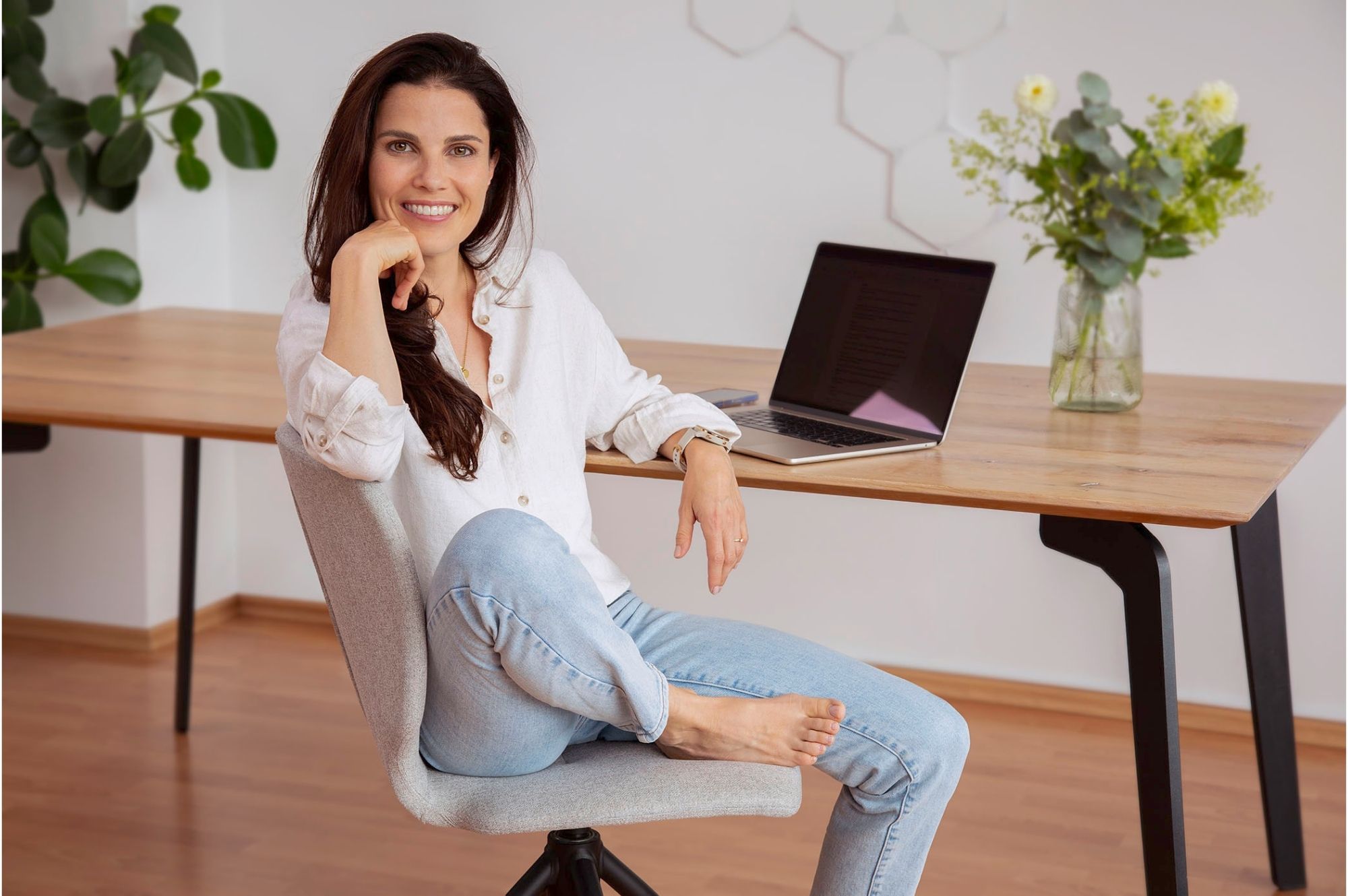 Dr. Simone Ribjitzki am Laptop – Coaching für gesunde Routinen